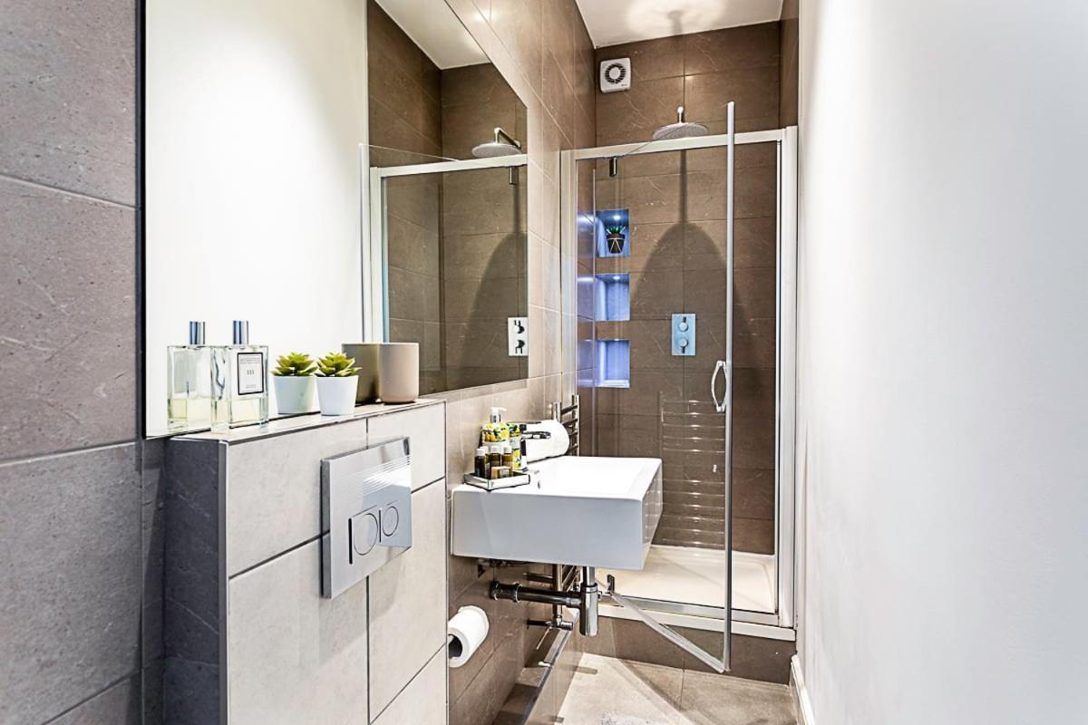 Chic 2-bed Flat In Leafy Clapham South Londres